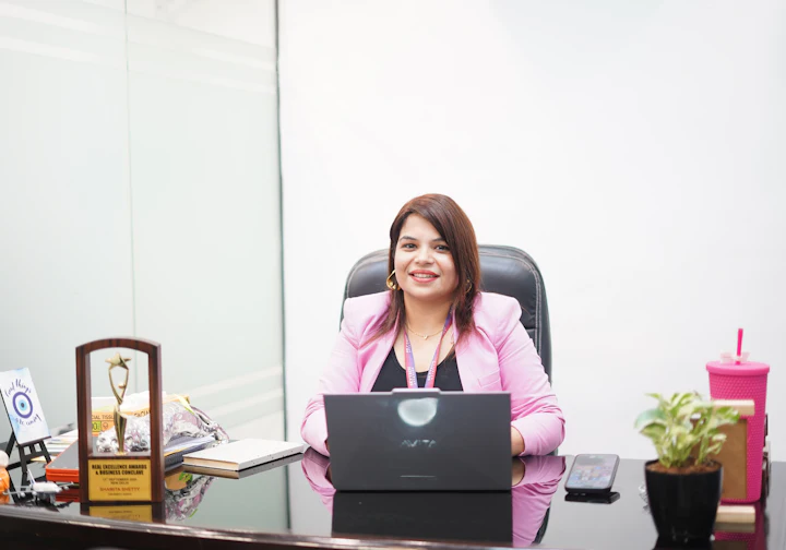 Servidora pública em sua mesa de trabalho