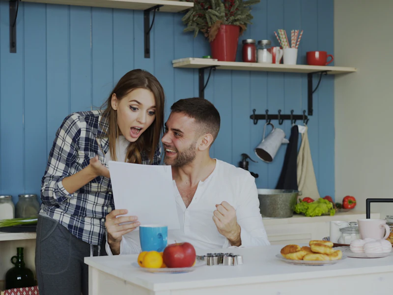 Casal comemorando ao ler a carta de contemplação do consórcio