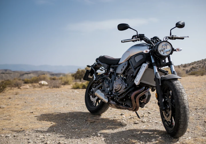 Moto nova estacionada em dia de sol