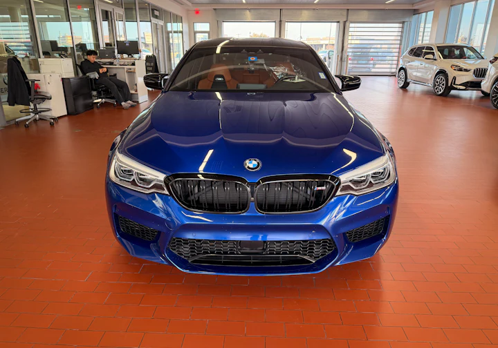 Carro novo em destaque na concessionária