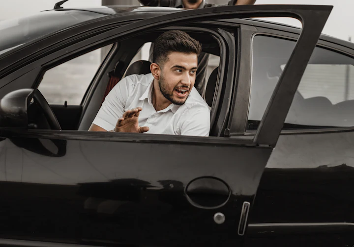 Homem sorrindo ao volante do carro novo