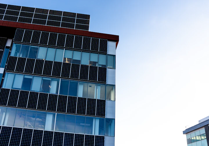 Prédio comercial com fachada de painéis solares