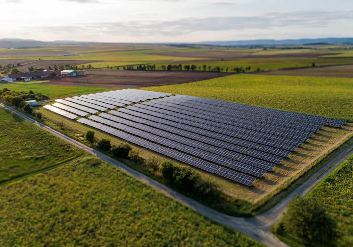 Usina solar num campo verde