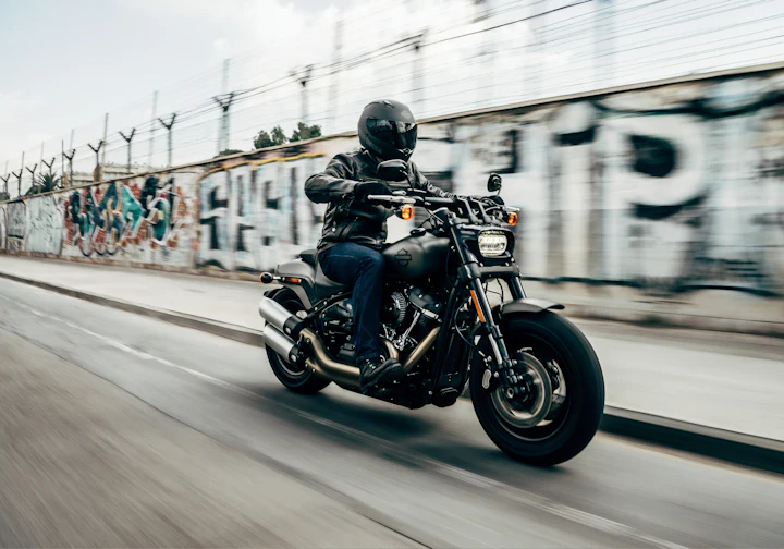 Motociclista pilotando na cidade