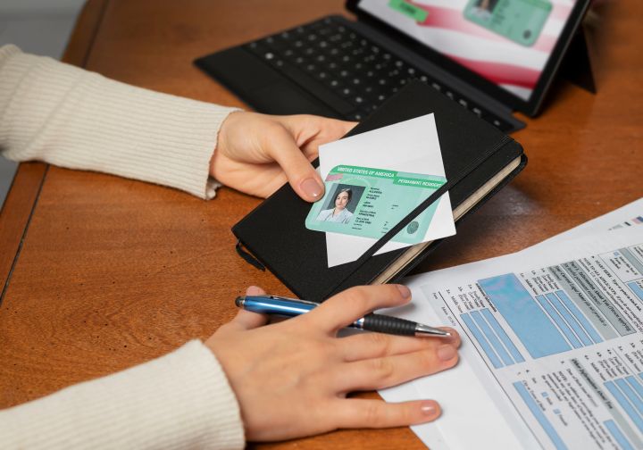 Documentos da CNH sobre a mesa