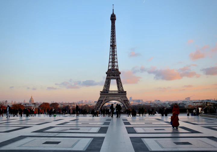 Torre Eiffel em Paris ao pôr do sol