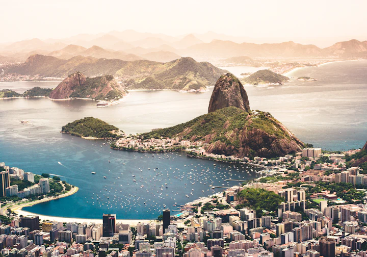 Vista aérea do Rio de Janeiro com o Pão de Açúcar