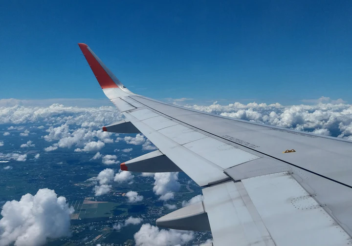 Asa do avião voando acima das nuvens