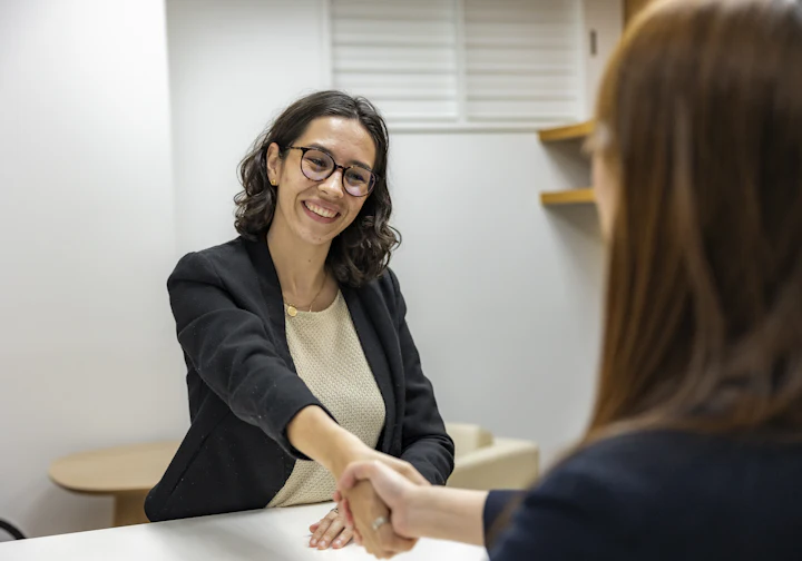 Entrevista de emprego com a recrutadora sorrindo
