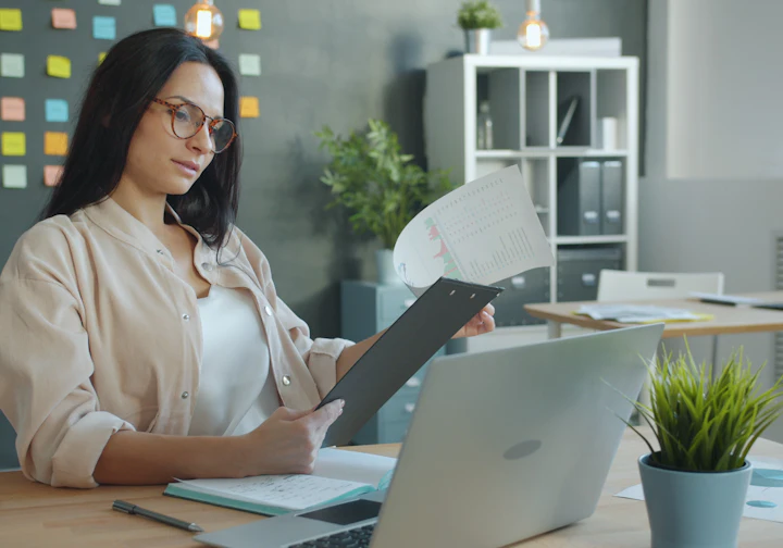 Empresária revisando documentos no escritório