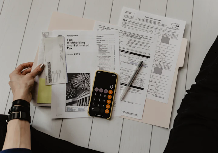 Pessoa conferindo boletos com a calculadora