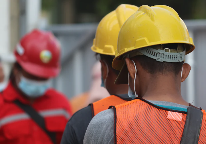 Trabalhadores com capacete de segurança