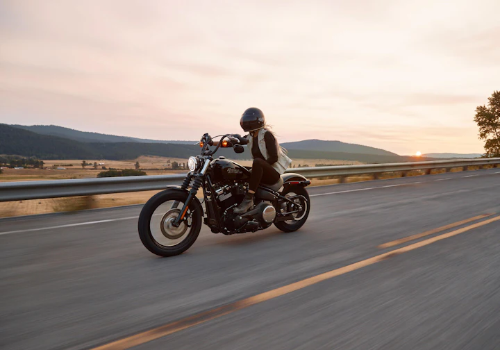 Motociclista na rodovia ao entardecer