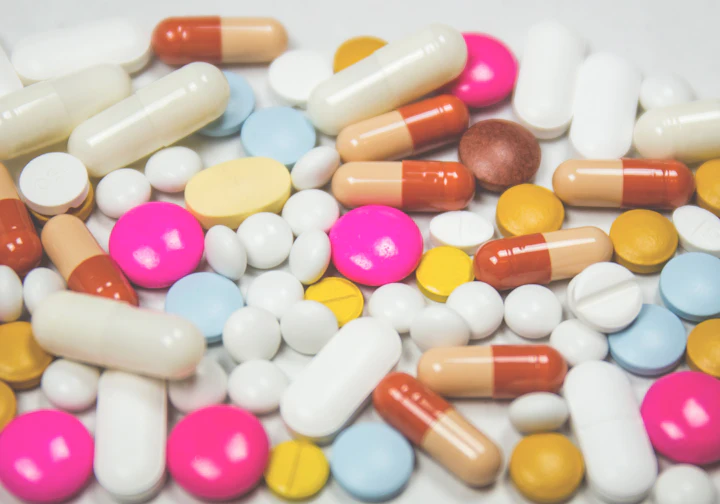 Comprimidos e cápsulas de medicamentos sobre a mesa