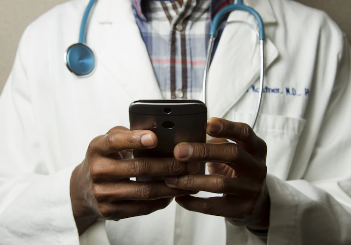Profissional de saúde usando o celular para agendar atendimento